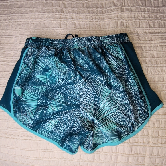 Women's Under Armour shorts small - Picture 6 of 6